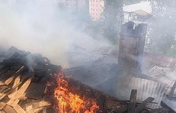 Yusufeli'nde yangında bir ev yandı