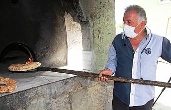 Amasya'da köy muhtarı tam kapanmada köylüler için ekmek pişiriyor