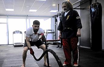 Antrenör baba, Balkan şampiyonu kick boksçu oğlunu müsabakalara hazırlıyor