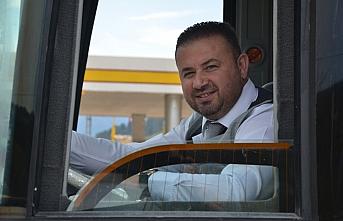 İlçenin ilk belediye otobüsüne şoför bulunamayınca direksiyona Belediye Başkanı geçti