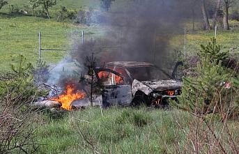 Otomobilleri devrilen çift, yanan araçtan son anda kurtarıldı