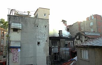 Samsun Unkapanı Mahallesi'nde 3 katlı binada  yangın çıktı