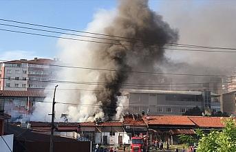Zonguldak'ta çıkan yangında 8 iş yerinin çatısında hasar oluştu