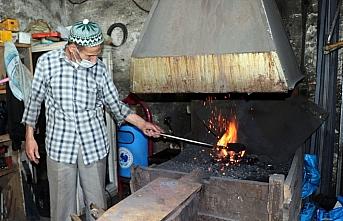 73 yaşındaki Hasan usta, ekmeğini 60 yıldır ateş karşısında demir döverek çıkarıyor