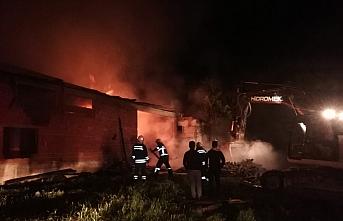 Bolu'da çıkan yangında ahır, samanlık ve garajlar yandı