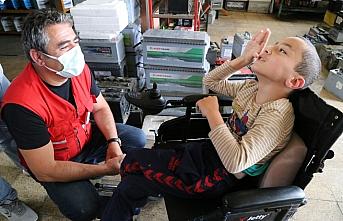 Bolu'da engelli çocuğun arızalı tekerlekli sandalyesi Türk Kızılay tarafından onarıldı