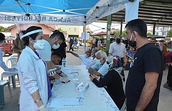 Çorum'un Alaca ilçesinde sebze pazarında randevusuz Kovid-19 aşısı yapılıyor