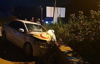 Düzce'de elektrik direğine çarpan otomobildeki 4 kişi yaralandı