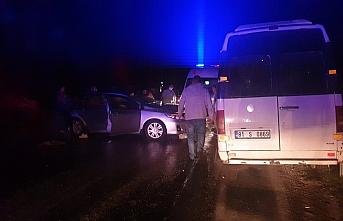 Düzce'de işçi servis aracı ile otomobilin çarpıştığı kazada çok sayıda kişi yaralandı