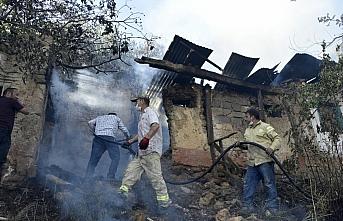 Gümüşhane'de çıkan örtü yangınında 3 hektarlık alandaki meyve ağaçları ile 4 metruk bina zarar gördü