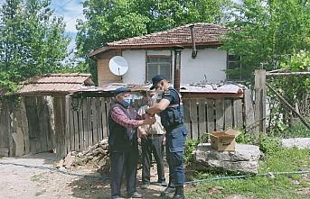 Kastamonu'da yaralı halde bulunan karaca yavrusuna jandarma şefkati