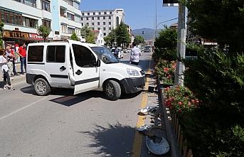 Bolu'da hafif ticari araç aydınlatma direğine çarptı: 1 yaralı