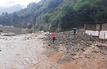 Giresun'un Güce ilçesinde etkili olan yağış hasara yol açtı
