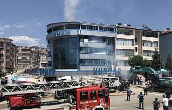 Karabük'te süpermarkette yeniden başlayan yangın söndürülmeye çalışılıyor