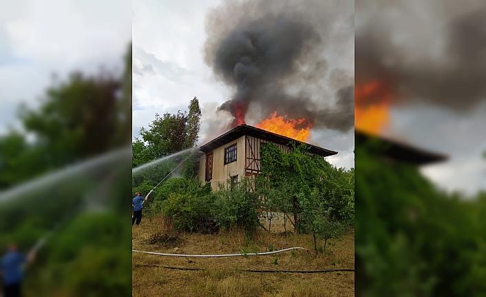 Kastamonu'da yıldırım isabet eden evde yangın çıktı