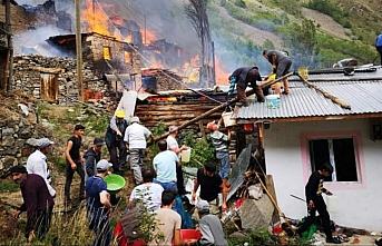 Artvin'in Yusufeli ilçesinde bir evde çıkan yangın, çevredeki bazı ahşap evlere de sıçradı