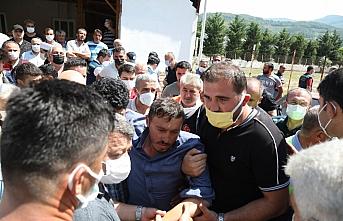 Bakanlar Kurum ve Karaismailoğlu, selde hayatını kaybeden Demirkol'un Sinop'taki cenazeye katıldı