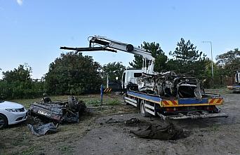 Bozkurt'taki sel felaketinde balçıkla kaplanan araçlar hasar tespiti için bir alanda toplanıyor
