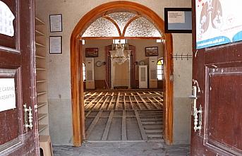 Bozkurt'taki selde zarar gören 112 yıllık cami ve içindeki kitaplardan afetin izleri silinmeye çalışılıyor