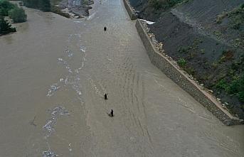 GÜNCELLEME - Kastamonu'da sel nedeniyle kapanan yolu açma çalışması yürütülüyor