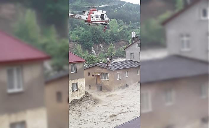 GÜNCELLEME - Sinop'taki sel baskınında mahsur kalan 19 kişi Sahil Güvenlik helikopterleriyle tahliye edildi