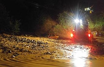 Kastamonu'da etkili olan sağanak nedeniyle 2 otomobil toprak altında kaldı
