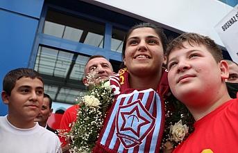Olimpiyat şampiyonu Busenaz Sürmeneli, memleketi Trabzon'da coşkuyla karşılandı