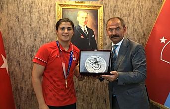 Olimpiyat şampiyonu Busenaz Sürmeneli, Trabzonspor Kulübünü ziyaret etti
