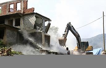 Rize'de sel ve heyelanların ardından hasar gören ve risk taşıyan binaların yıkımına başlandı