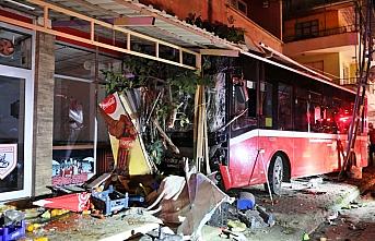 Samsun'da hafif ticari araçla çarpışan halk otobüsü markete girdi: 8 yaralı