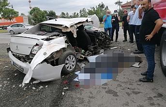 Samsun'da otomobil aydınlatma direğine çarptı:1 ölü, 2 yaralı