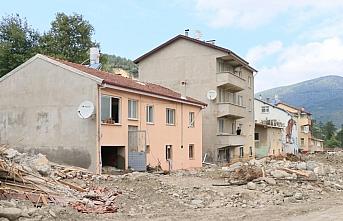 Sel felaketi nedeniyle 40 evin yıkıldığı Babaçay köyünde hasar gören 19 evin tahliyesine başlandı