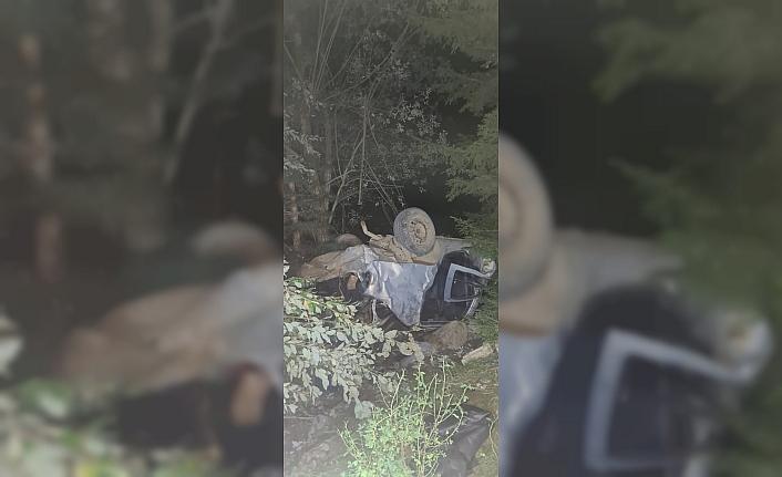 Artvin'de uçuruma yuvarlanan otomobildeki bir kişi hayatını kaybetti