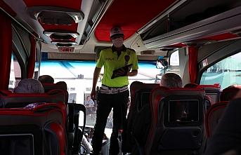 Bolu Şehirlerarası Otobüs Terminali'nde şoför ve yolculara emniyet kemerinin önemi anlatıldı