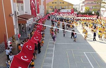 Bolu'da İlköğretim Haftası kutlamalarında 200 metre uzunluğunda Türk bayrağı açıldı