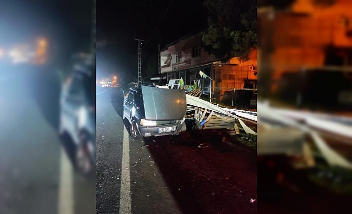 Giresun'da otomobilin demir profillere çarpması sonucu 5 kişi yaralandı