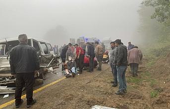 GÜNCELLEME - Kastamonu'da tıra arkadan çarpan panelvandaki 5 kişi yaralandı