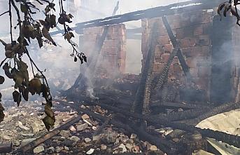 Karabük'te çıkan yangında iki katlı ev ve samanlık kullanılamaz hale geldi