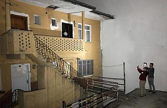 Karabük'te duvarı yıkılan balkondan düşen 2 kişi yaralandı
