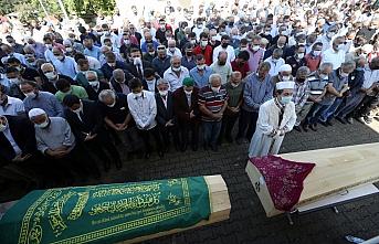 Sakarya'daki yangında ölen baba ve üç çocuğun cenazeleri toprağa verildi