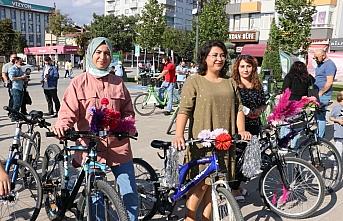 Samsun, Çorum ve Çankırı'da Süslü Kadınlar Bisiklet Turu renkli görüntülere sahne oldu