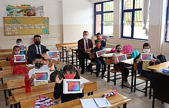 Selden etkilenen Zafer köyünde öğrencilere tablet bilgisayar dağıtıldı