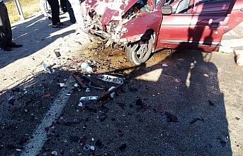 Tokat'ta kamyona arkadan çarpan otomobildeki kadın hayatını kaybetti, 2 kişi yaralandı