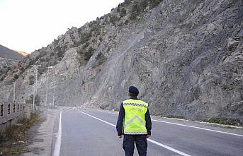 Artvin-Erzurum kara yolunda heyelan nedeniyle ulaşım sağlanamıyor