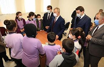 Artvin Valisi Doruk Borçka'da okul ziyaretlerinde bulundu