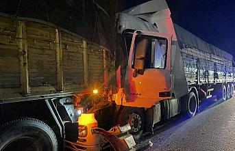 Bolu'da kamyona çarpan tırın sürücüsü yaralandı