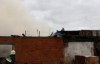 Bolu'da, odunlukta çıkan yangın evlere sıçramadan söndürüldü
