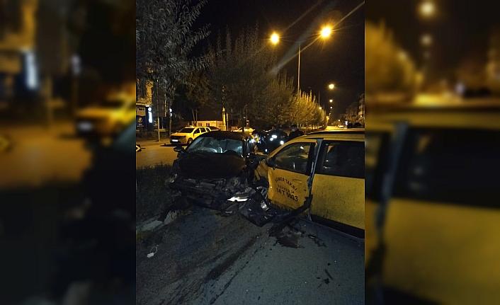 Bolu'da otomobille çarpışan taksinin sürücüsü yaralandı
