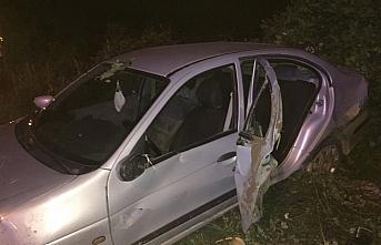 Samsun Çarşamba'da otomobilin refüje çarptığı kazada 2 kişi yaralandı