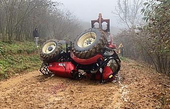 Düzce'de devrilen traktörün altında kalan sürücü öldü